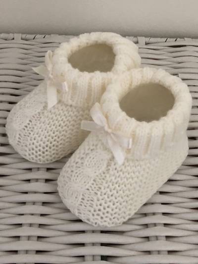 babies cream ivory cable knitted baby bootees